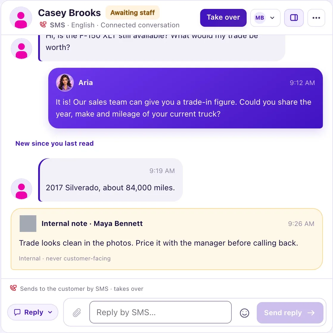 An open conversation with the customer's name and state badge in the header, the message history with delivery marks, and the reply box at the bottom.